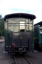Lampe im Spiegel, ein frisch lakierter Wagen der L��nitzgrundbahn im Abendlicht  17.08.2013 19:03 Uhr