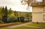 Blick auf das EG von Rittersgr�n und dem davorstehenden Wagenpark am 23.10.2015