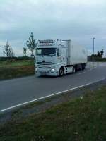 LKW SZM Mercedes-Benz Actros mit Khlkofferauflieger der Spedition Witt auf dem Weg zum Autohof in Grnstadt am 04.09.2013