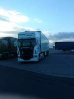 LKW SZM SCANIA R 460 mit Kofferauflieger auf dem Autohof in Grnstadt am 18.09.9013