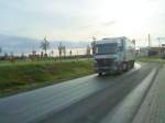 LKW SZM Mercedes-Benz Actros mit Khlkofferauflieger der Spedition Pfenning beim Verlassen des Autohofes in Grnstadt am 21.10.2013