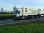 LKW Mercedes-Benz Actros 2541 Gliederzug der Spedition Knuben Mannheim auf dem Weg ins Gewerbegebiet Grnstadt am 21.10.2013