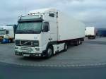 LKW SZM Volvo FH 12 mit Khlkofferauflieger auf dem AUtohof in Grnstadt am 23.10.2013