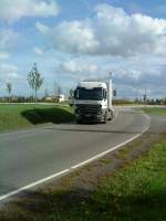 LKW SZM Mercedes-Benz Actros mit Khlkofferauflieger im Gewerbegebiet von Grnstadt am 29.10.2013