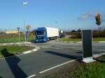 LKW SZM Mercedes-Benz Actros mit Khlkofferauflieger im Gewerbegebiet Grnstadt am 31.10.2013