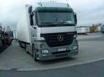 LKW SZM Mercedes-Benz Actros 1844 mit Kofferauflieger auf dem Autohof in Grnstadt am 06.11.2013