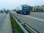 LKW Volvo FH Gliederzug mit Kofferaufbau der Spedition Uniflor unterwegs auf der A61 bei Dannstadt am 19.11.2013