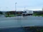 SZM Mercedes-Benz Actros mit Khlkofferauflieger der Spedition Pfenning auf dem Weg zum Autohof in Grnstadt am 21.11.2013