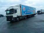 SZM Mercedes-Benz Actros 1841 mit Khlkofferauflieger von Nestle Schller auf dem Autohof in Grnstadt am 19.12.2013