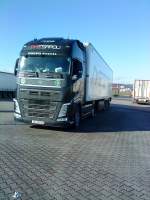 SZM Volvo FH mit Khlkofferauflieger der Spedition MESAROLI gesehen auf dem Parkplatz am Autohof Grnstadt am 28.01.2014