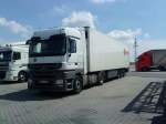 SZM Mercedes-Benz Actros 1844 mit Khlkofferauflieger gesehen auf dem Autohof in Grnstadt am 16.05.2014