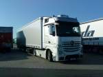 SZM Mercedes-Benz Actros 1845 LS mit Khlkoffer - Auflieger gesehen auf dem Autohof in Grnstadt am 14.07.2014