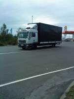 LKW MAN Chassis mit Pritsche-Planen-Aufbau der Spedition Qudimex auf dem Autohof in Grnstadt am 04.09.2013