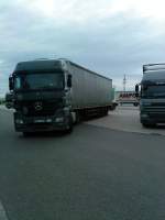 LKW SZM Mercedes-Benz Actros mit Pritsche-Planen-Auflieger auf dem Autohof in Grnstadt am 04.09.2013