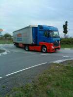 LKW SZM Mercedes-Benz Actros´mit PritschePlaneAuflieger auf dem Weg zum Autohof Grnstadt am 17.09.2013