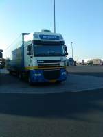 LKW SZM DAF XF mit Pritsche-Plane-Auflieger der Spedition bergwerff aus Holland auf dem Autohof in Grnstadt am 04.09.2013