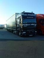 LKW SZM DAF XF mit Pritsche-Planen-Auflieger der Spedition Di-Trans auf dem Autohof in Grnstadt am 04.09.2013