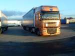 LKW SZM SCANIA mit Pritsche-Planen-Auflieger auf dem Autohof in Grnstadt am 18.09.2013