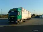 LKW Mercedes-Benz Actros 2541 Gliederzug mit Pritsche-Plane-Aufbau auf dem Autohof in Grnstadt am 13.09.2013