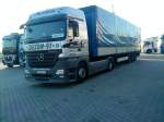 LKW SZM Mercedes-Benz Actros 1844 mit Pritsche-Planen-Auflieger auf dem Autohof in Grnstadt am 12.09.2013