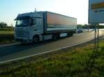 LKW SZM Mercedes-Benz Actros 1845 mit Pritsche-Planen-Auflieger auf dem Weg zum Autohof in Grnstadt am 12.09.2013