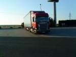 LKW SZM SCANIA R 420 mit Pritsche-Planen-Auflieger auf dem Autohof in Grnstadt am 12.09.2013