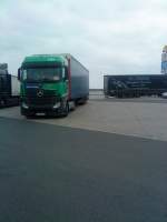 LKW SZM Mercedes-Benz Actros mit Pritsche-Planen-Auflieger der Jost-Group auf dem Autohof in Grnstadt am 22.09.2013