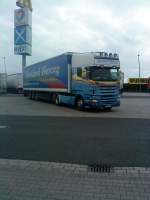 LKW SZM SCANIA R 500 mit Pritsche-Planen-Aufbau der Eurosped Herceg auf dem Autohof in Grnstadt am 23.09.2013