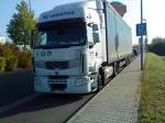 LKW SZM Renault Magnum mit Pritsche-Planen-Auflieger der Spedition BC Logistics im Grnstadter Gewerbegebiet am 23.09.2013