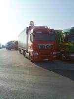 LKW SZM MAN TGX mit Pritsche-Planen-Auflieger der Spedition PEKER auf dem Autohof in Grnstadt am 26.09.2013