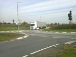 LKW SZM SCANIA mit Pritsche-Planen-Auflieger auf dem Weg zum Autohof in Grnstadt am 01.10.2013