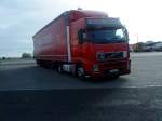 LKW SZM Volvo FH mit Pritsche-Plane-Auflieger auf dem Autohof in Grnstadt am 29.10.2013