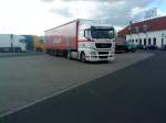 LKW SZM MAN TGX mit Pritsche-Planen-Auflieger der Firma Getrnke Ziegler auf dem Autohof in Grnstadt am 29.10.2013