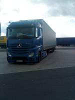 LKW SZM Mercedes-Benz Actros 1845 mit Pritsche-Planen-Auflieger auf dem Autohof in Grnstadt am 30.10.2013