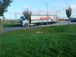 LKW SZM Mercedes-Benz Actros mit Pritsche-Planen-Auflieger beim Verlassen des Autohofes in Grnstadt am 30.10.2013