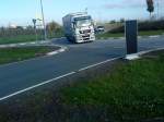 LKW MAN TGX mit Pritsche-Planen-Auflieger auf dem Weg zum Autohof in Grnstadt am 31.10.2013