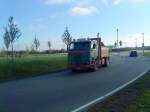 LKW SCANIA 112M mit Pritsche-Planen-Aufbau beim Verlassen des Autohofes in Grnstadt am 30.10.2013