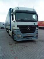 LKW SZM Mercedes-Benz Actros 1841 mit Pritsche-Planen-Auflieger auf dem Autohof in Grnstadt am 06.11.2013