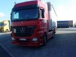 LKW SZM Mercedes-Benz Actros mit Pritsche-Planen-Auflieger auf dem Autohof in Grnstadt am 11.11.2013