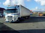 SZM Volvo FH mit Pritsche-Planen-Auflieger auf dem Autohof in Grnstadt am 11.11.2013