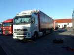 SZM Volvo FH mit Pritsche-Planen-Auflieger auf dem Autohof in Grnstadt am 25.11.2013