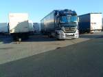 Mercedes-Benz Actros 2541 Hngerzug mit Pritsche-Planen-Aufbau auf dem Autohof in Grnstadt am 25.11.2013