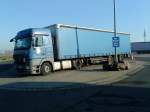 SZM Mercedes-Benz Actros 1841 mit Pritsche-Planen-Auflieger auf dem Autohof in Grnstadt am 10.12.13