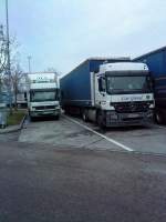 SZM  Mercedes-Benz Actros mit Pritsche-Planen-Auflieger der Spedition Carspeed auf dem Parkplatz an der Raststtte Leipheim am 15.12.2013