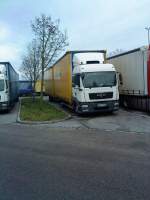 LKW MAN Hngerzug mit Pritsche-Planen-Aufbau auf dem Parkplatz an der Raststtte Leipheim am 15.12.2013