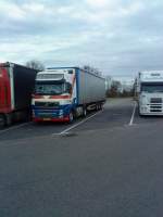 SZM Volvo FH mit Pritsche-Planen-Auflieger der Spedition van Dinteren auf dem Parkplatz an der Raststtte Schifferstadt am 06.01.2014