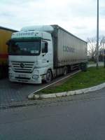 SZM Mercedes-Benz Actros 1841 mit Pritsche-Planen-Auflieger der Spedition CS Cargo gesehen auf dem Parkplatz an der Raststtte Schifferstadt am 06.01.2014