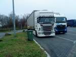 SZM SCANIA R 420 mit Pritsche-Planen-Auflieger gesehen am 14.01.2014 auf dem Parkplatz an der Raststtte Dannstadt an der A61