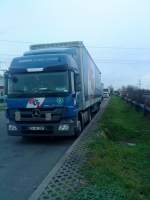 SZM Mercedes-Benz Actros mit Pritsche-Planen-Auflieger der Spedition BLG gesehen auf dem Parkplatz der Raststtte Dannstadt an der A 61 am 15.01.2014