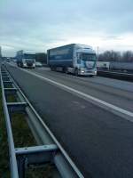 SZM Mercedes-Benz Actros 1844 mit Pritsche-Planen-Auflieger der Spedition Hassold Transporte gesehen auf der A 61, Hhe Raststtte Dannstadt, am 16.01.2014